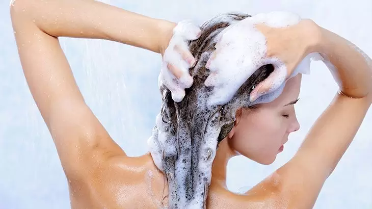 Los productos capilares pueden quedar en el cuero cabelludo.