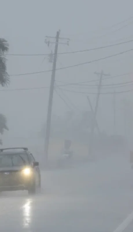 El vendaval Milton ya asola a la ciudad de Tampa y todo el norte floridano.
