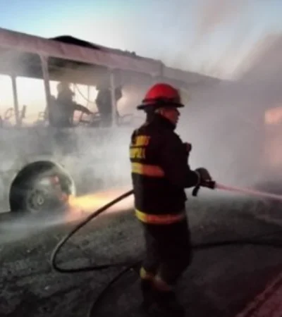 Instante en el que los Bomberos de Guaymallén terminaban de combatir las llamas que consumieron totalmente el colectivo.