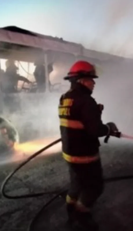 Instante en el que los Bomberos de Guaymallén terminaban de combatir las llamas que consumieron totalmente el colectivo.