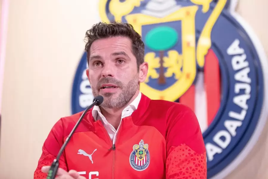 Fernando Gago debutó como técnico en Chivas con un empate agónico 1-1 ante Santos Laguna .