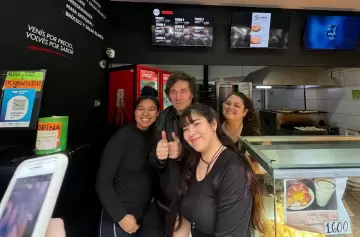 Javier Milei visitó el local de empanadas que refugió a Fran Fijap