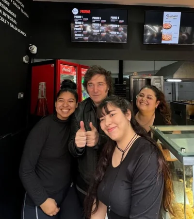 Javier Milei visitó el local de empanadas que refugió a Fran Fijap