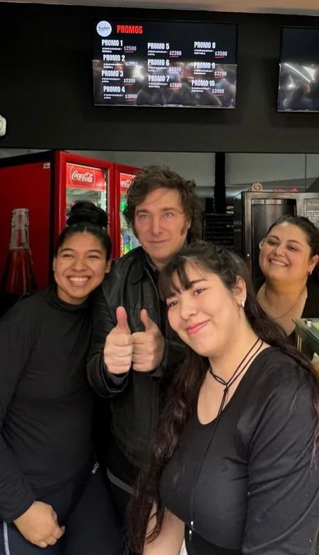 Javier Milei visitó el local de empanadas que refugió a Fran Fijap