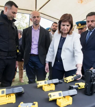 Patricia Bullrich entregando las armas