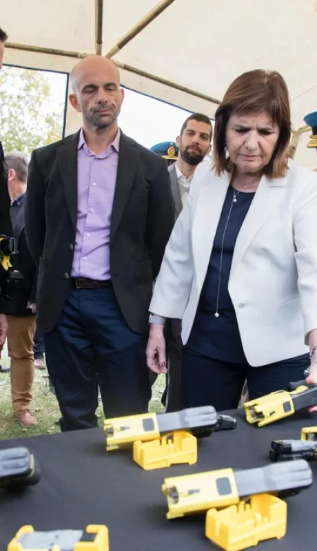 Patricia Bullrich entregando las armas