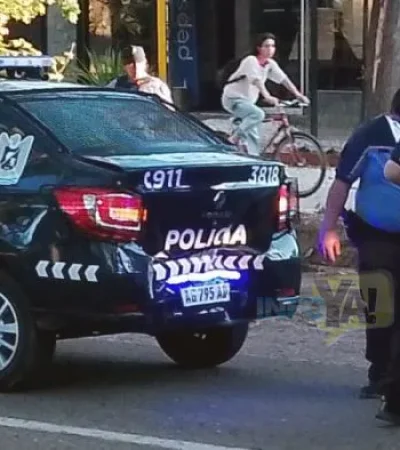 El renault Logan de la policía que sufrió el choque en cadena./