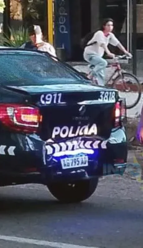 El renault Logan de la policía que sufrió el choque en cadena./