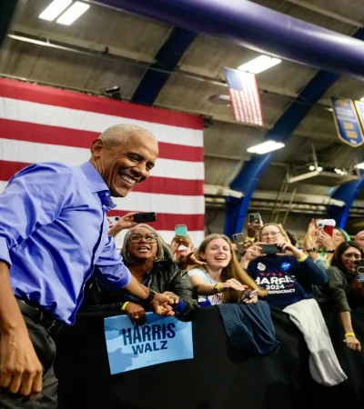 Obama reaparece para apoyar a Kamala Harris y ataca a Trump con fuerza