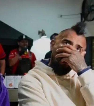 Arturo Vidal junto al Colo Gil, su compañero, durante el vivo.