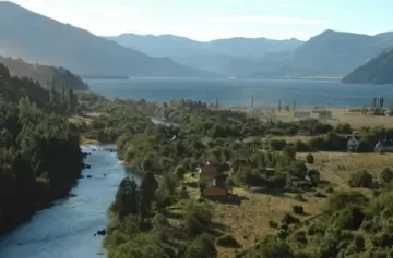Descubrí el increíble pueblo secreto de la Patagonia con vista al lago y sin electricidad