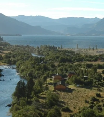 La Villa Lago Meliquina se encuentra a unos 40 kilómetros de San Martín de los Andes.