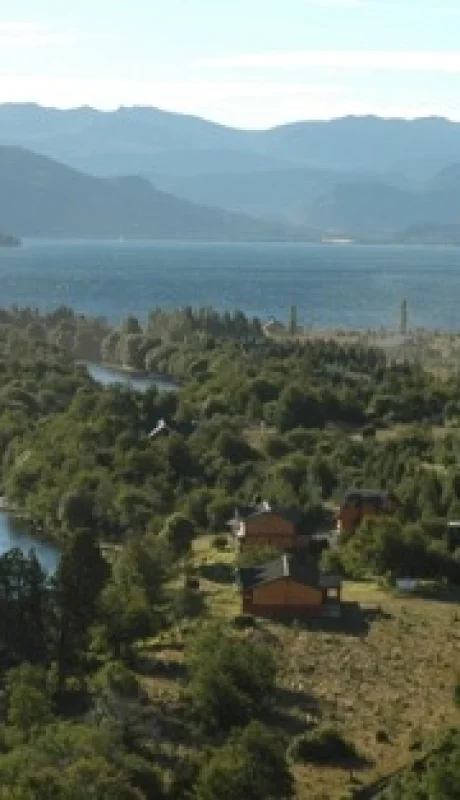La Villa Lago Meliquina se encuentra a unos 40 kilómetros de San Martín de los Andes.