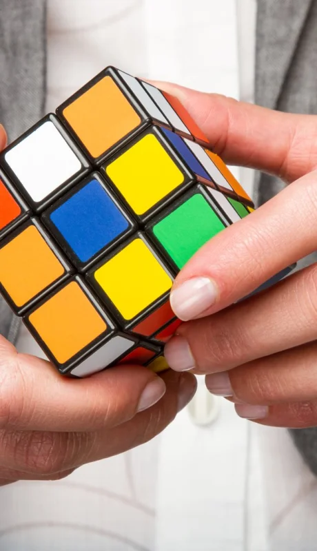 La resolución del Cubo Rubik brinda un estímulo para el desarrollo de las habilidades cognitivas.