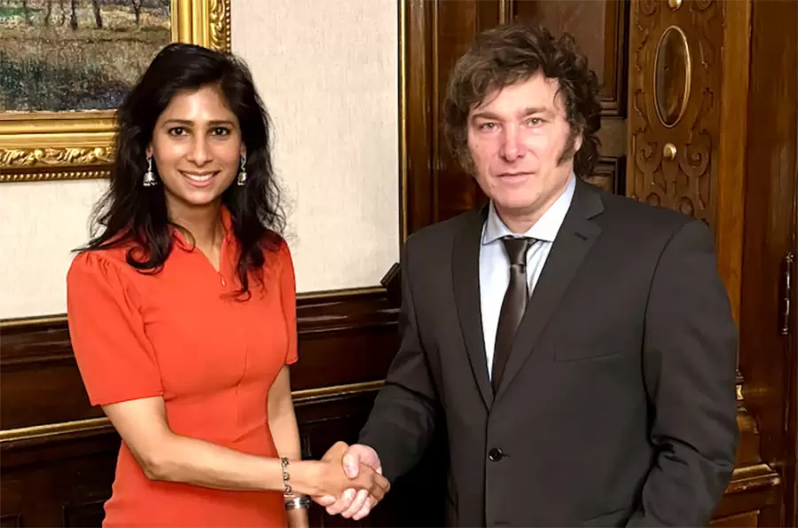 Gita Gopinath junto a Javier Milei
