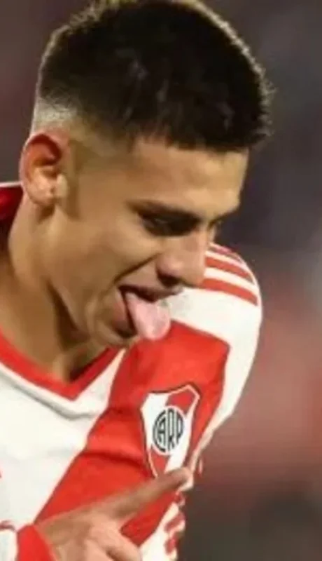 Echeverry podría seguir un tiempo más en River. ¿Se dará?
