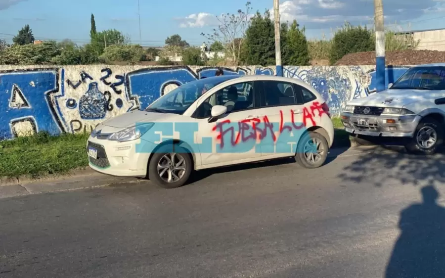 Un auto pintado contra los libertarios