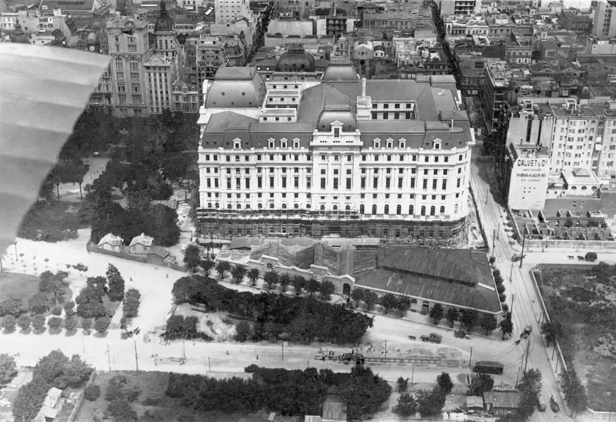 Edificio del Correo Central en construcción durante 1925