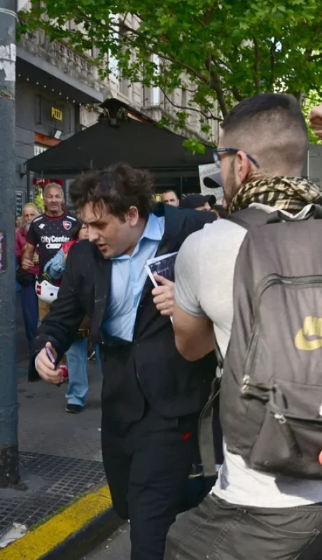 Ataque en patota a un bloguero libertario    /