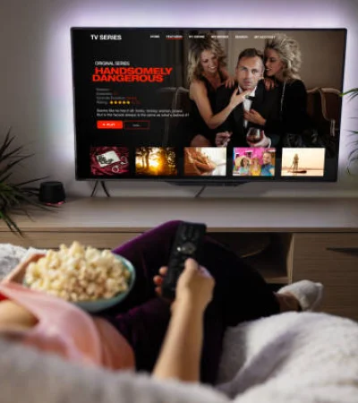 Mujer decide qué película mirar