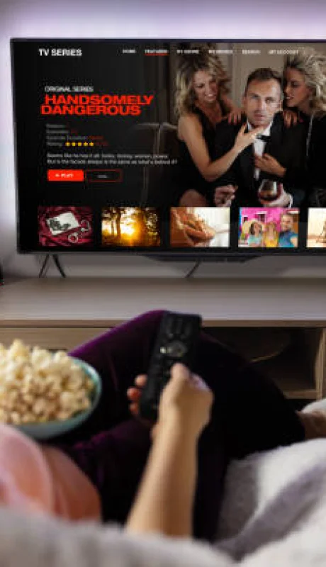 Mujer decide qué película mirar