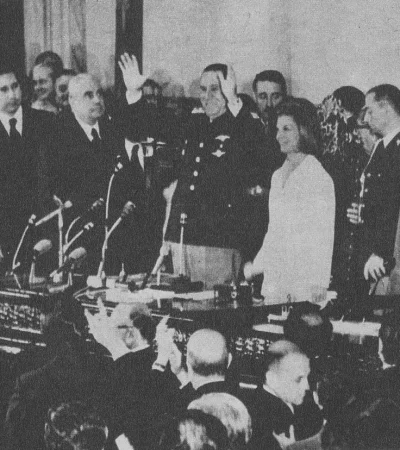 Juan Perón cuando asumió su tercera presidencia, en 1973. Fue el último mandatario en asumir un 12 de octubre.