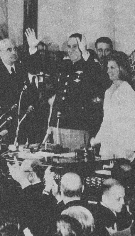 Juan Perón cuando asumió su tercera presidencia, en 1973. Fue el último mandatario en asumir un 12 de octubre.