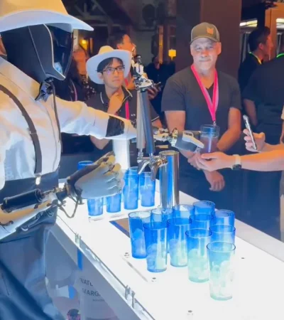 Un robot Tesla asistido por humanos, llamado Optimus, sirve bebidas en un evento el 10 de octubre de 2024 en Warner Bros.