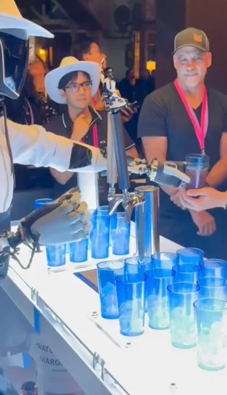 Un robot Tesla asistido por humanos, llamado Optimus, sirve bebidas en un evento el 10 de octubre de 2024 en Warner Bros.