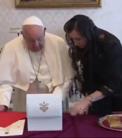 El papa Francisco con Victoria Villarruel.