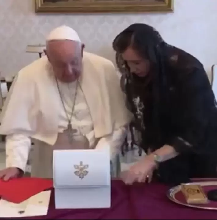 El papa Francisco con Victoria Villarruel.