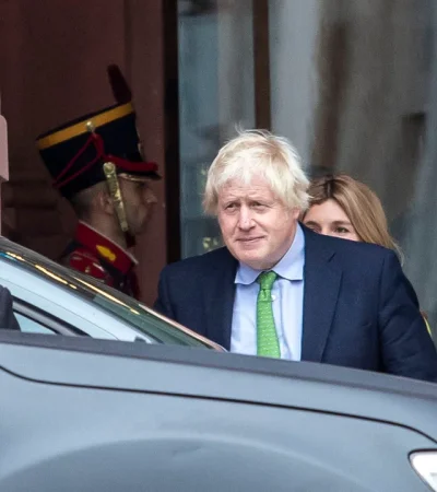 Boris Johnson saliendo de la Casade Gobierno