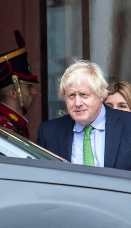 Boris Johnson saliendo de la Casade Gobierno