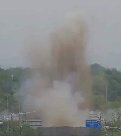 Voladura de un tramo de la carretera que une la ciudad de Paju en el Sur con Kaesong en el Norte.