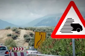 ¡Atención conductores! ¿Qué significa la señal de un auto con líneas negras?