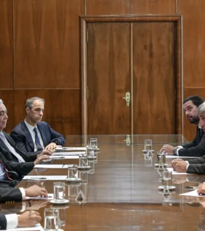 Caputo con representantes de farmacéuticas.