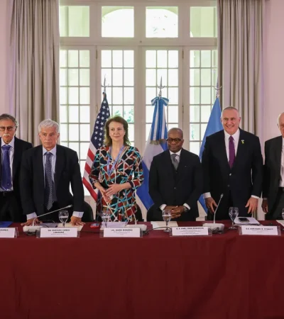 Diana Mondino y el embajador Robinsonjunto a otros funcionarios  /