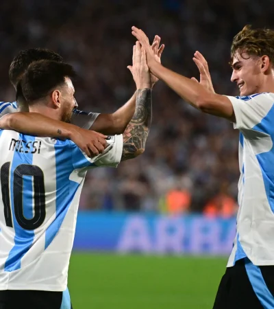 Nico Paz festeja junto a Leo Messi.