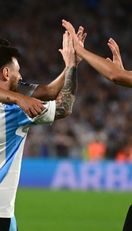 Nico Paz festeja junto a Leo Messi.