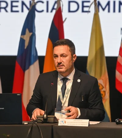 Luis Petri cierra la conferencia  /