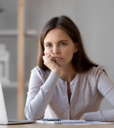 Persona aburrida que necesita un cambio.