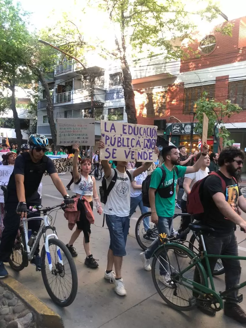 Estudiantes marchando