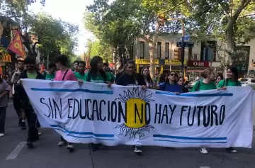 Marcha de la UNCuyo: la comunidad universitaria solicita aumento del presupuesto para 2025