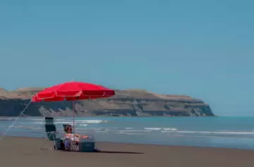 ¡Sol, arena y ahorro! Las 3 playas más económicas de Argentina, según la IA