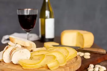 Echan a dos funcionarios por un catering de lujo en Economía