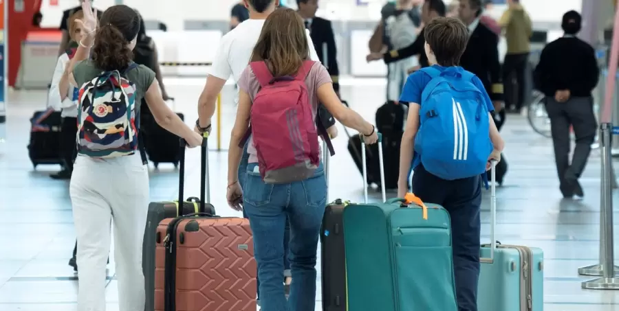 Se pueden realizar permisos para viajar con padres, con terceros o incluso solos