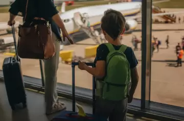 Viajar con menores: cómo hacer el permiso y qué tener en cuenta