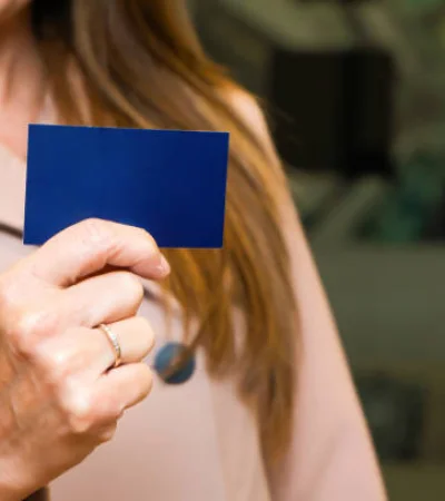 Persona recibe una tarjeta de presentación