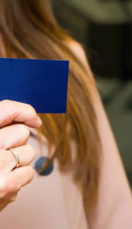 Persona recibe una tarjeta de presentación