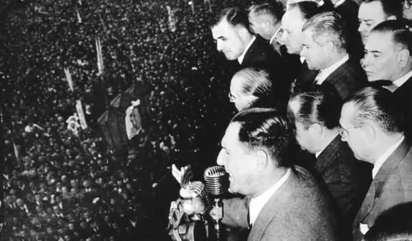 "Con el sindicato de carpinteros armamos 500 palos con clavos en la punta y rompimos
todas las cabezas que encontramos". Perón llamó a la violencia./